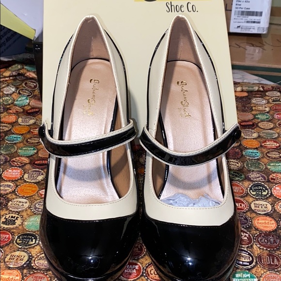 Classy Heel Indeed in Black/Cream - Picture 3 of 5